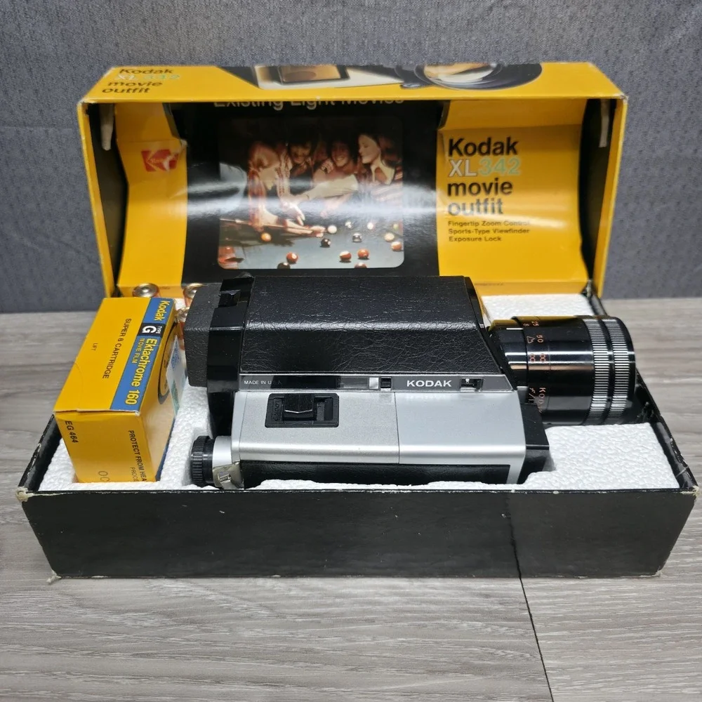 VINTAGE Kodak XL342 Movie Camera CAT 110 1856 UNTESTED Beautiful Collection Add